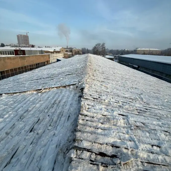 Крыши многоквартирных домов начинают протекать после снеготаяния Крыши многоквартирных домов начинают протекать после снеготаяния